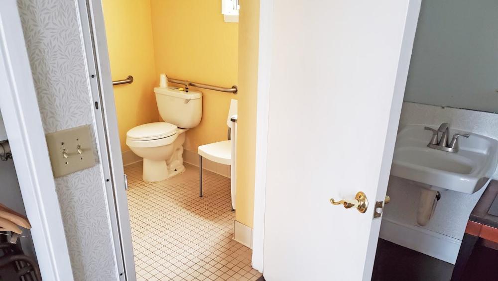 King Room - Disability Access at Pacific Heights Inn By Magnuson Worldwide, photo 4